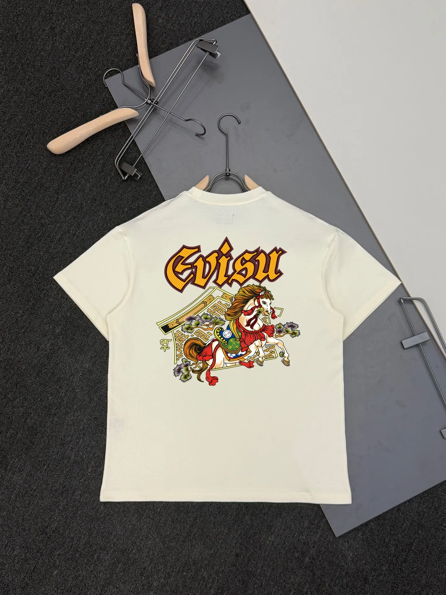 EVISU 2026 New Arrival T Sizes S-XXL ： 5 # # Size S ：69 ：108 ：55 100-120 M ：70 ：110 ：56 120-140 L ：72 ： 114 ：57 140-160 XL ：74 ：118 ：58 165-180 XXL ：76 ：124 ：59.5 180 ： (CM) ， 1-3CM ， !